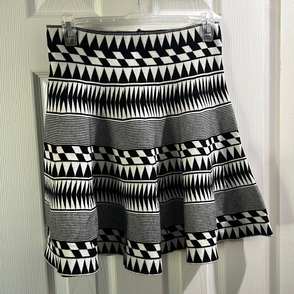 White and black Geoprinted skirt
